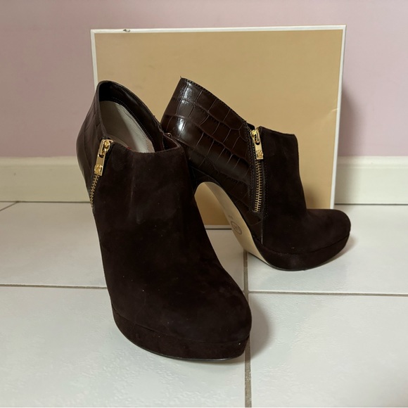 Women’s booties - Picture 1 of 7